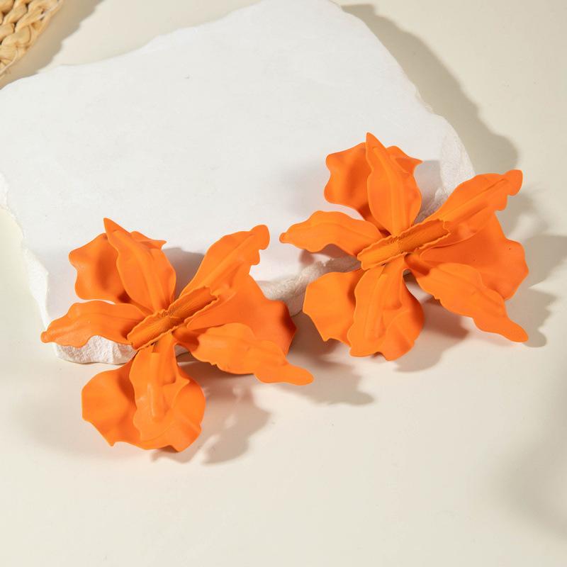 Exquisite temperament flower earrings, geometric exaggerated matte stud earrings