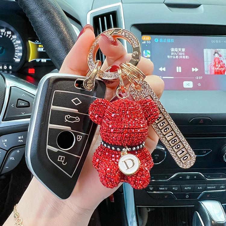 Portachiavi per Auto Orsetto Seduto Full Diamond alla Moda Selezione Alfabeto Creativa Targhetta Numero con Strass Decorativa Portachiavi Anti-smarrimento