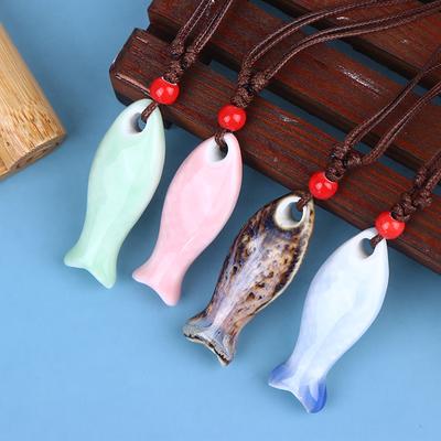 Colliers avec pendentif sifflet en poisson en céramique style chinois Sifflet fait main lisse Charme délicat Collier Chaîne de pull unisexe