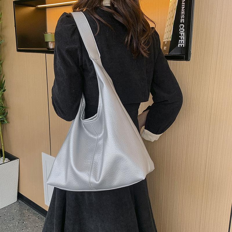 Casual Large Capacity Commuting Bag for Women In Autumn New Fashion Casual Shoulder Bag Commuting Personalized Tote Bag