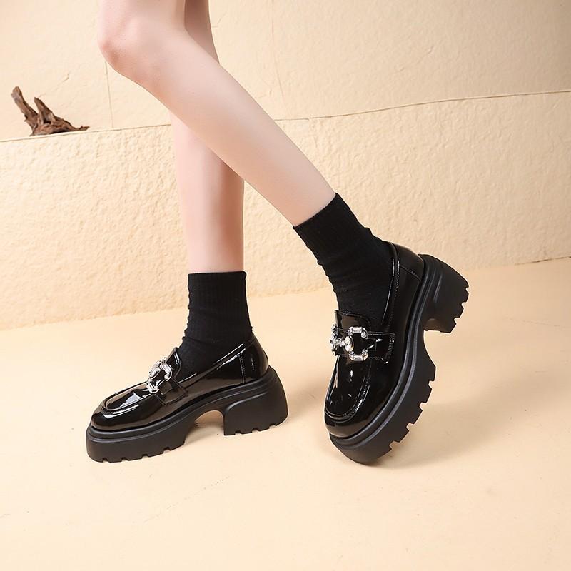 საგაზაფხულო შემოდგომა ახალი რომაული ლოფერები ქალებისთვის მოდური სქელი ძირები, მოცურების საწინააღმდეგო Rhinestones შავი ტყავის პლატფორმა ძვირადღირებული ფეხსაცმელი ქალბატონებისთვის
