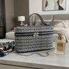 Woven texture small square bag, trendy everyday crossbody bag, high-end shoulder bag, stylish, versatile, casual, lightweight, textured leather bag.