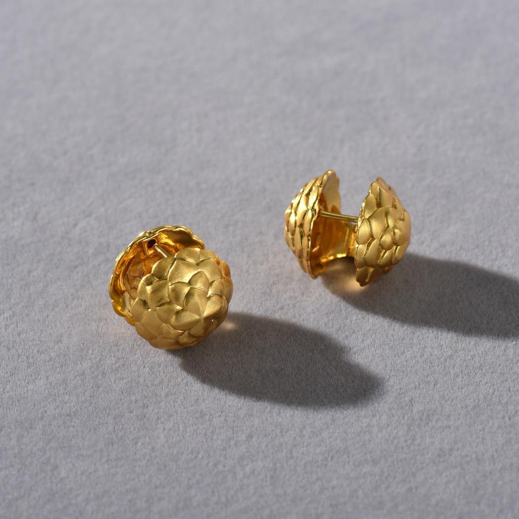 Original Design Simple Fashion Retro Niche Metal Wind Flower Pattern Ear Buckle Gold Versatile Earrings Women