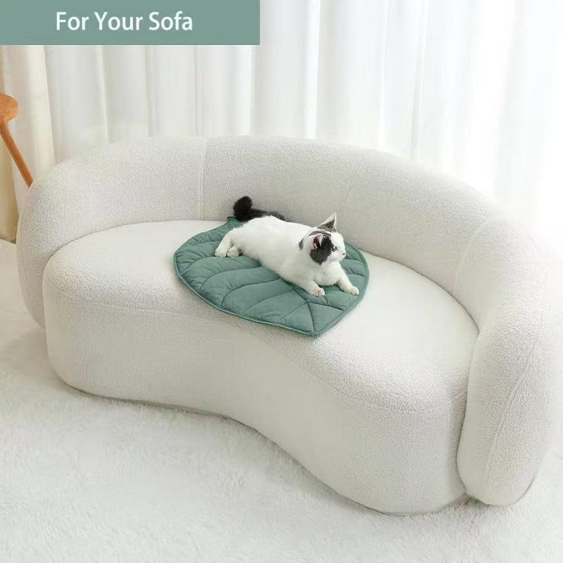 Leaf-Shaped Pet Mat: Cozy, Thickened Maple Leaf Mat for Small Cats & Dogs