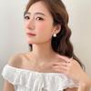 Elegant Retro Autumn/Winter White Stud Earrings: Luxurious, Fashionable, and Versatile Design