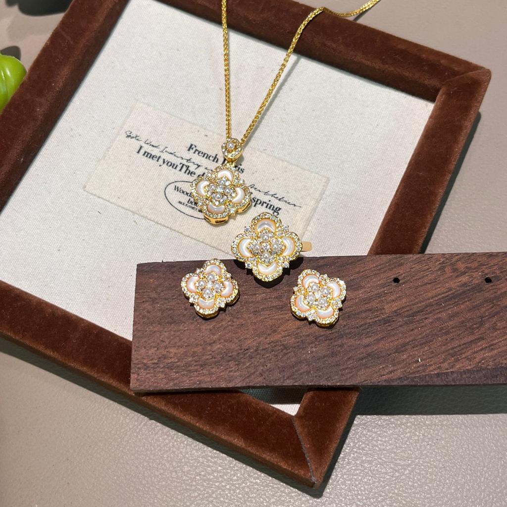 Leichter Luxus Retro Hofstil Perlmutt Vierblättriges Kleeblatt Blume Halskette Ohrstecker High-End Schmuckset