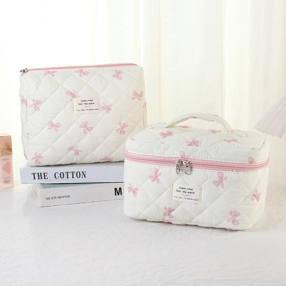 Women's Large Capacity Quilted Makeup Bag - Portable, Ultra-Light, Multi-Layer Storage with Niche Design