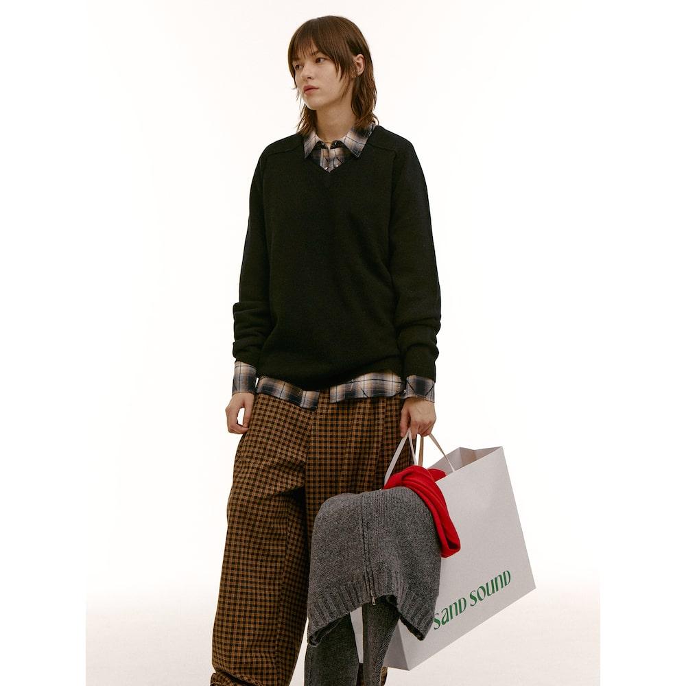Saendeusaundeu (Unisex) Soft Touch Wool V-Neck Sweater Black