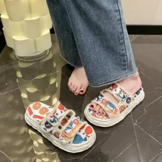 

Домашние тапочки Туфли на толстой подошве Тапочки женские Модные мягкие плоские роскошные резиновые тапочки с перекрестными ремешками в стиле граффити для женщин 42