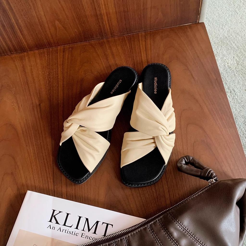 Luo Fansen, suaves~ enormes cómodas pliegues y giros de cuero suave versátil cabeza cuadrada nube zapatillas de media punta verano para mujer