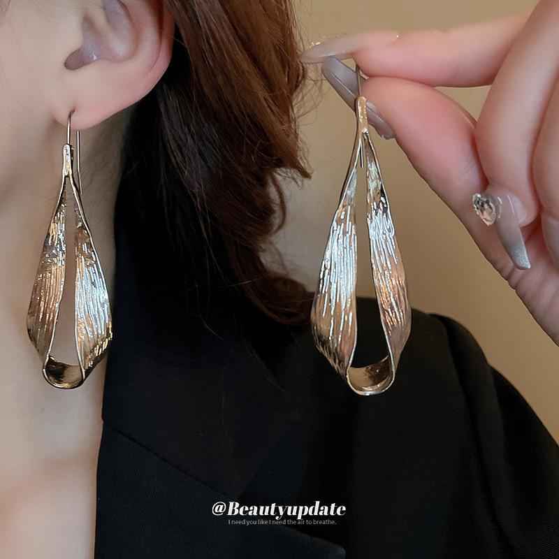Cold metal feeling, water droplets, leaves, ear hooks, earrings, European and American exaggerated niche temperament, Internet celebrity earrings