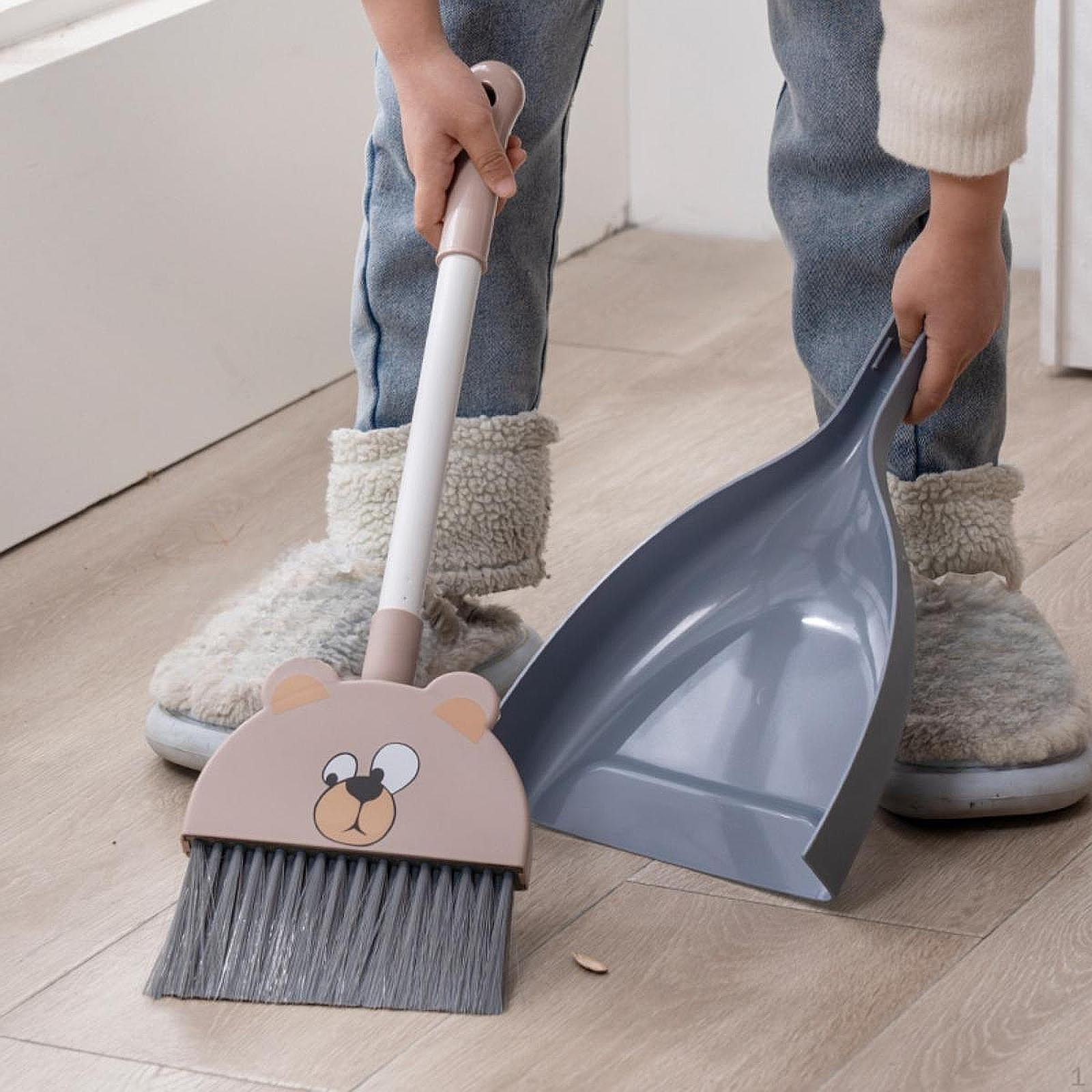 

Детский набор для уборки с мини-метлой и совком для ролевых игр Cartoon Bear