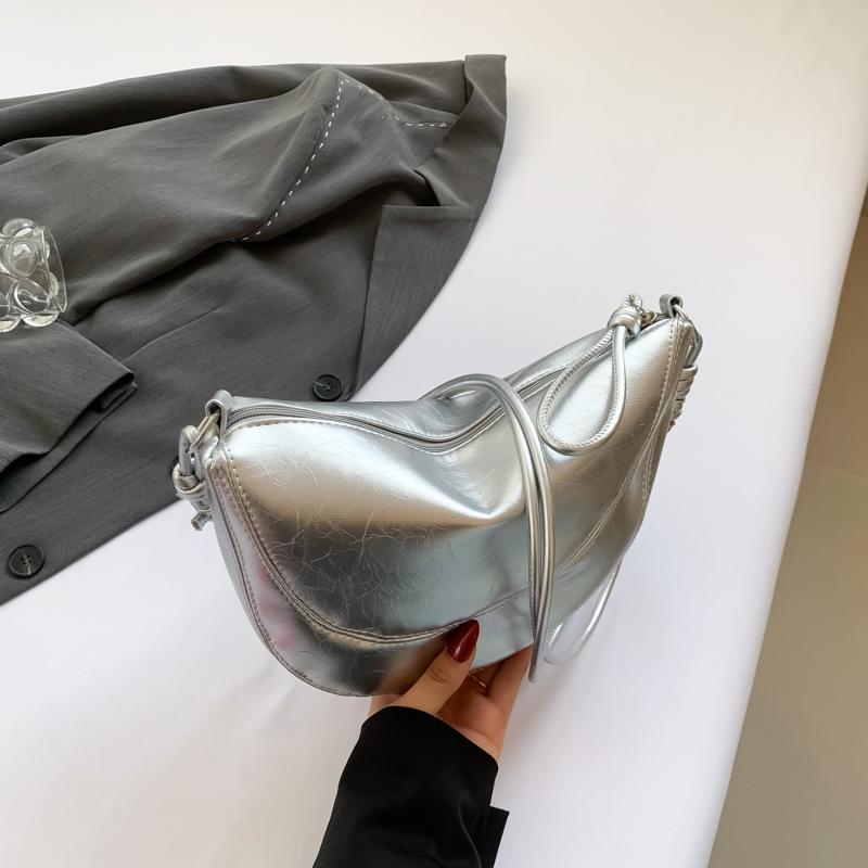 

Niche design casual women s messenger bag 2025 new Korean version bag with beautiful personality and simple summer saddle bag серебряный