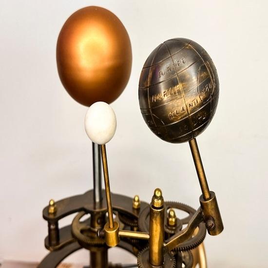 Orrery aus Messing, 43,18 cm, mechanisches Retro-Modell des Sonnensystems, nautische Sonne, Erde und Mond, Orrery mit Holzsockel