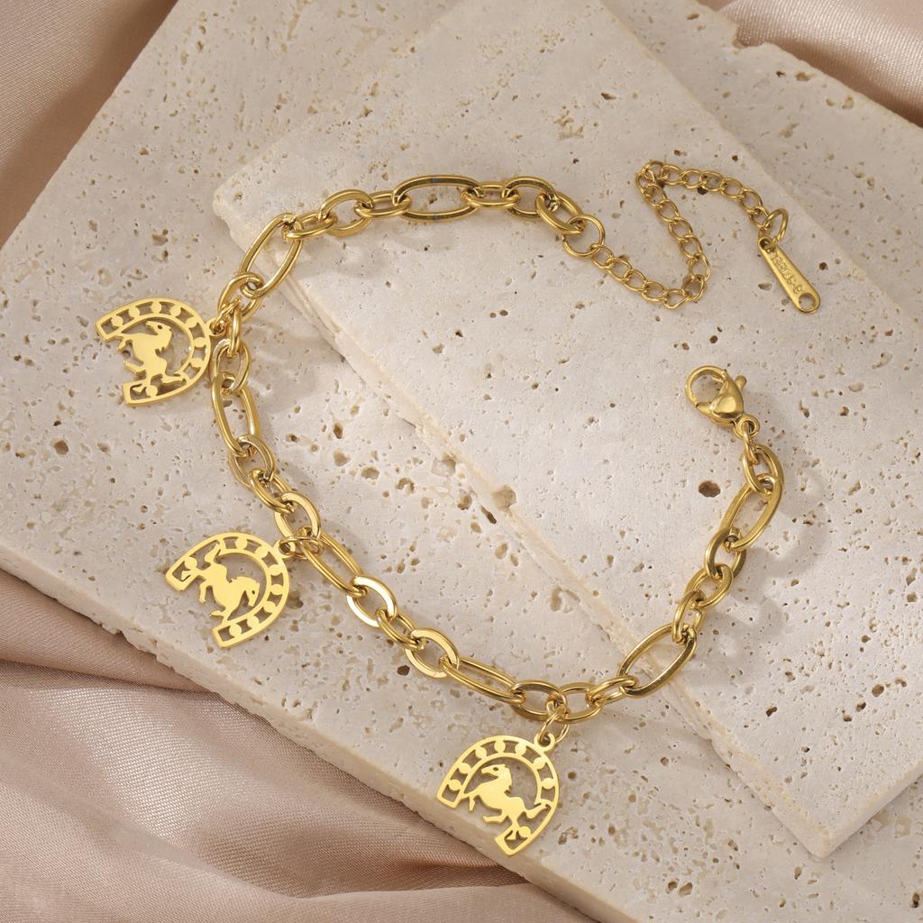 Vintage Hollow Horseshoe Pendant Bracelet Simple Fashion Women Jewelry