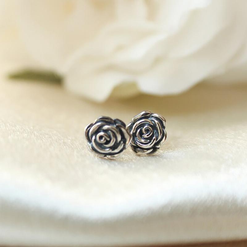 European and American dark style stud earrings, retro three-dimensional rose earrings, light luxury high-end versatile earrings