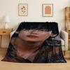 Kpop BBTS Kim Tae Hyung V Flanelldecke Weiche Warme Überwurfdecke für Schlafzimmer Wohnzimmer Bett Reise Camping Picknick Geschenk Kind