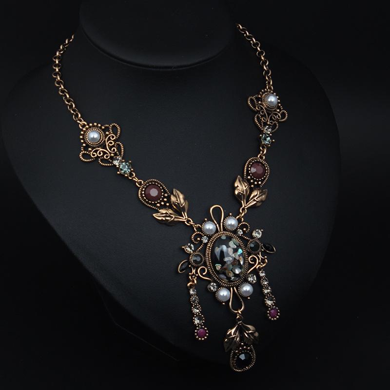 European & American Retro Court-Style Clavicle Necklace: Versatile, Elegant Sweater Chain for Women
