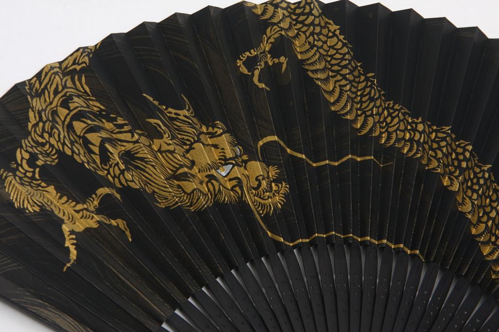 Kjótský ventilátor pro střední gravírovací tašku Sekishu je dodáván v prezentační krabici [Hasegawa] pánské, drak, černý, zlatý, černě zbarvený ventilátor, součástí balení,