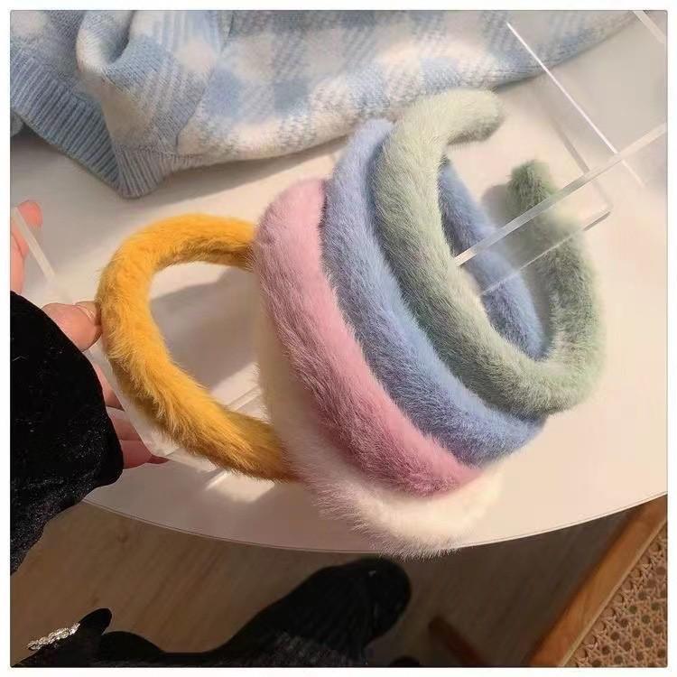 Pluszowa opaska damska - Nowa kolekcja Jesień/Zima 2024: Szykowny i Uroczy Dodatek do Włosów