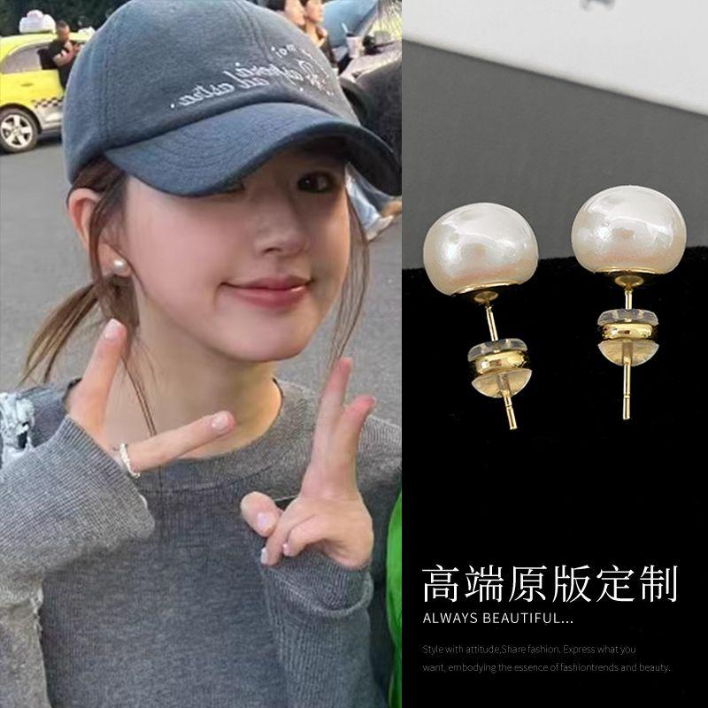 

Niche Style Women s 925 Silver Needle Zhao Lusi Pearl Stud Earrings Zhao Lusi with a pair of pearl earrings