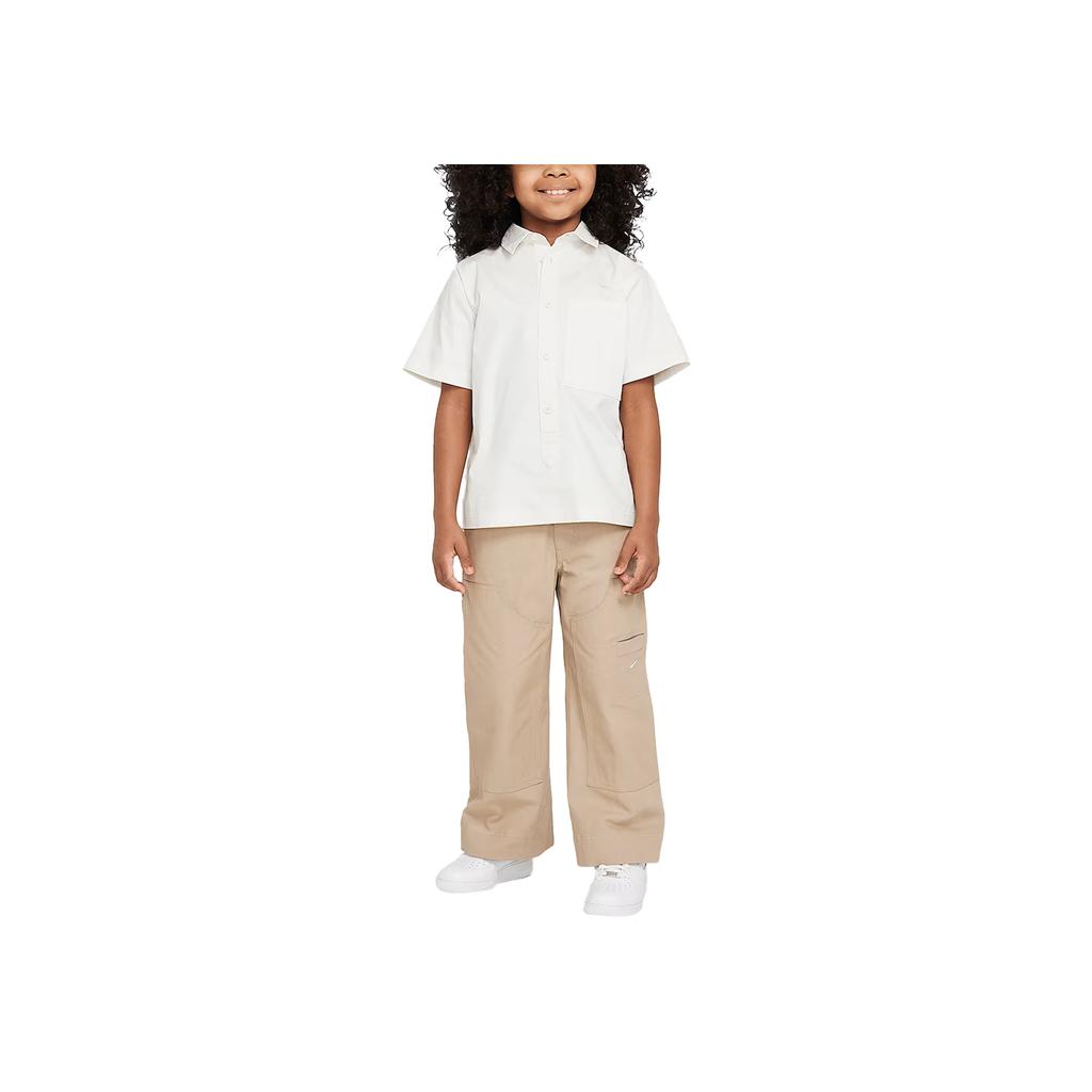 Nike Abbigliamento Sportivo Metro Ground Tinta Unita Vestibilità Larga Camicia a Maniche Corte con Collo Top per Bambini Grigio Fantasma Bianco HF8054-030