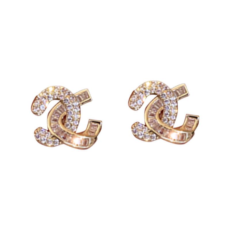 Eleganckie kolczyki sztyfty ze srebra próby 925 z cyrkoniami pavé w kształcie podwójnego C, geometryczne
