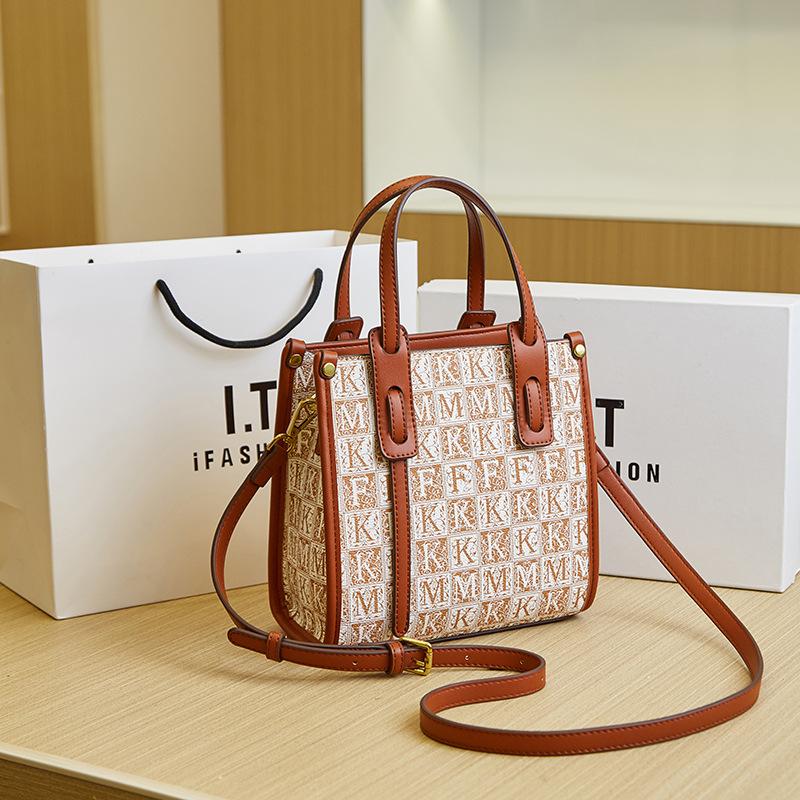 

Новая женская сумка, трендовая, с принтом, маленькая квадратная сумка, модная, универсальная, портативная, на плечо, сумка-мессенджер белый