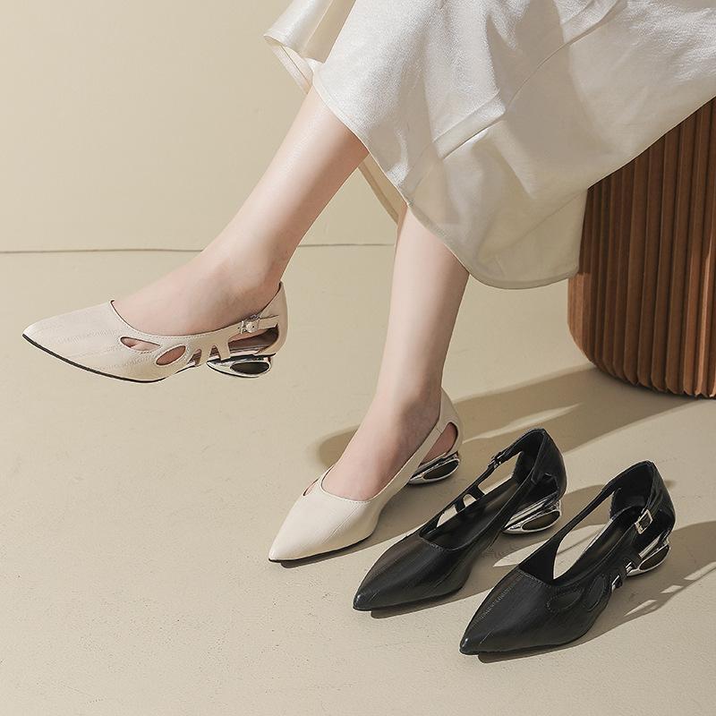 Wear 2025 New Women's Summer Comfortable 100 Hollow Bag Head Retro Style Pointed Sandals French with Thick Heel