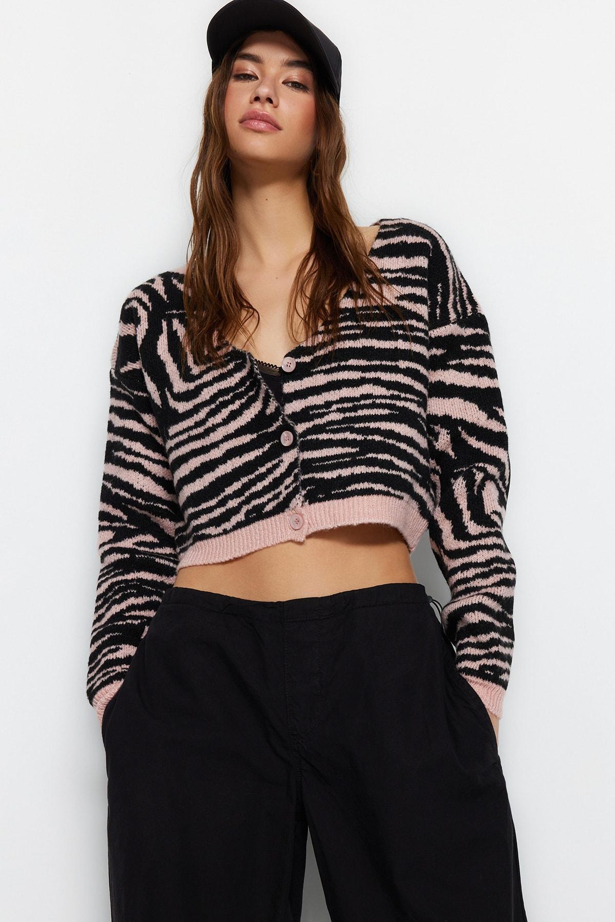 

Укороченный свитер с мягким фактурным рисунком животных и кардиганом TWOAW22HI0438..