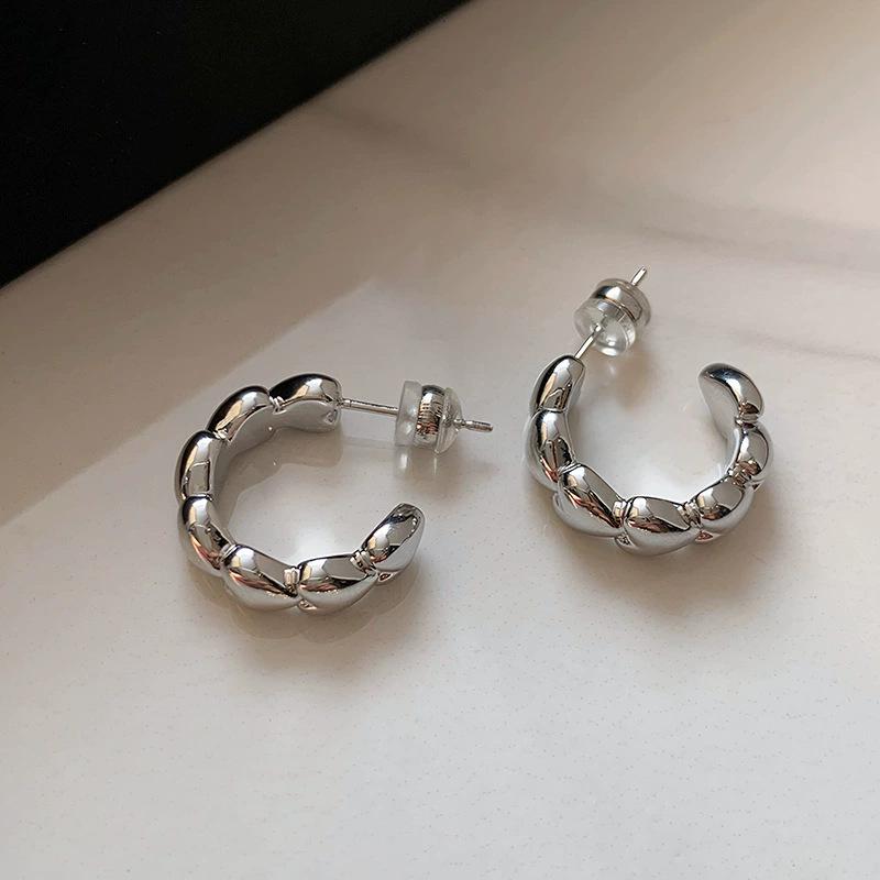 

Metal texture twist C-shaped earrings women s European and American light luxury niche design simple retro gold and silver high-end earrings