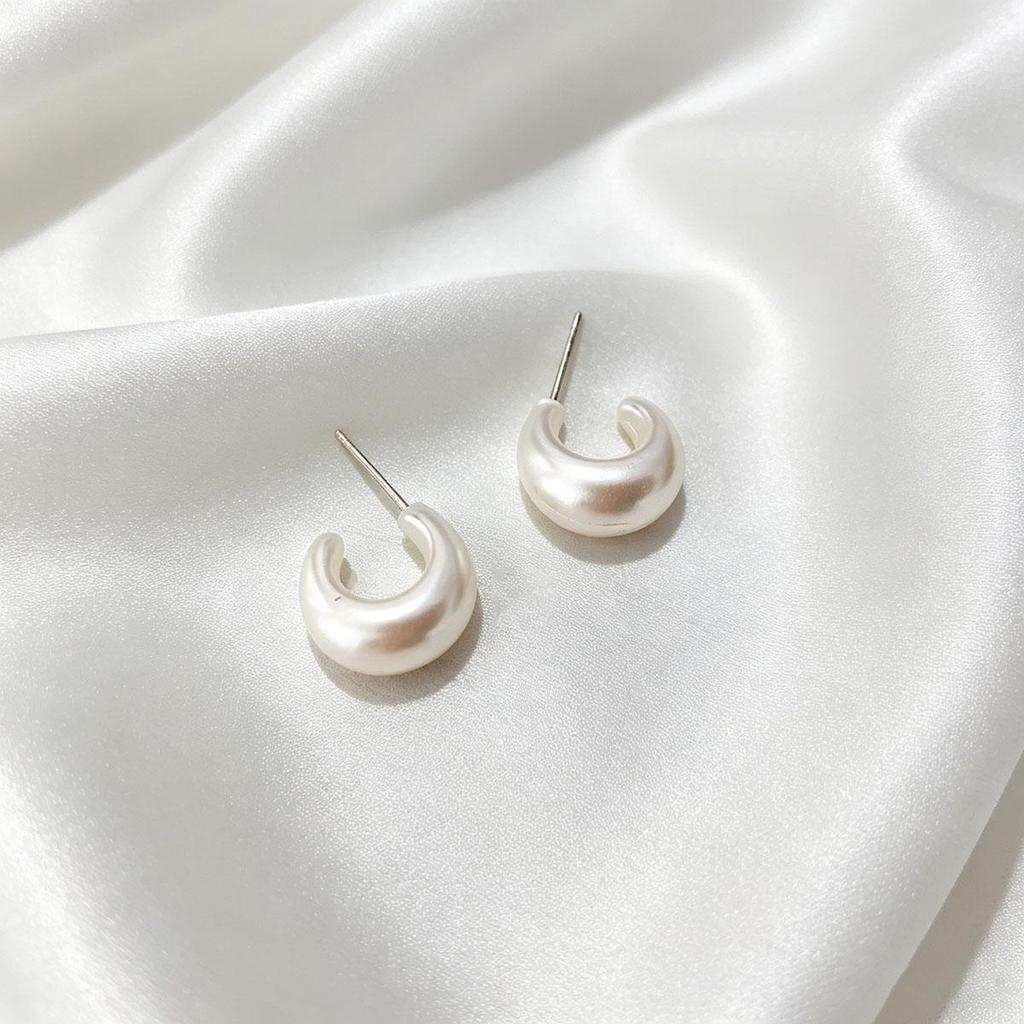 White Cashew Stud Earrings, Daily French C-Shaped Earrings for Women, Sweet Niche Design, Simple Versatile Temperament