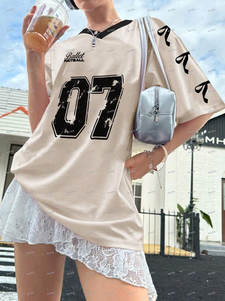 Maglietta da donna a maniche corte con scollo a V e stampa di lettere, maglietta grafica estiva, maglietta sportiva oversize, maglietta da calcio