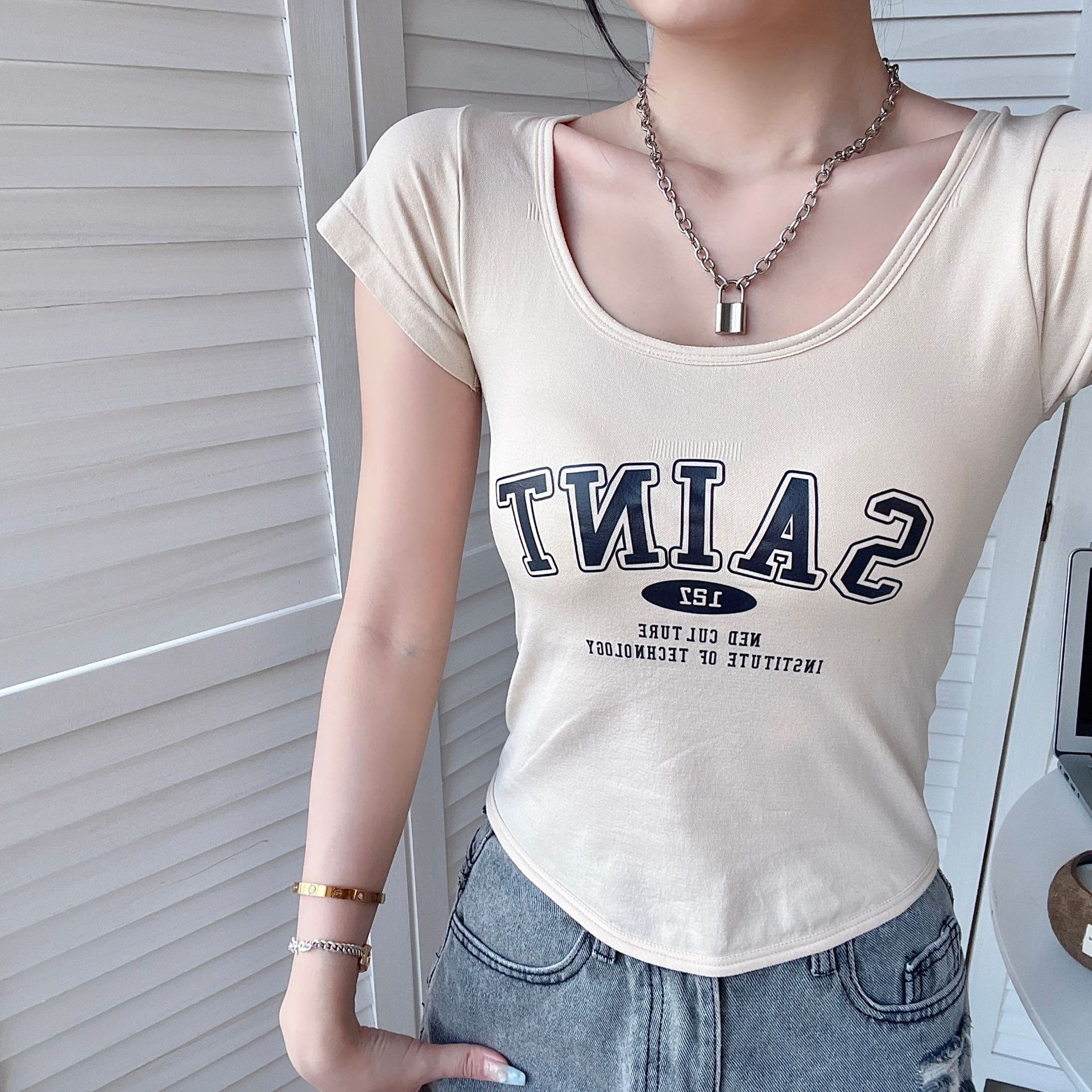 

Нагрудная накладка с буквенным поясом Можно носить как облегающую футболку Универсальный вариант для летнего шика Открывающий ключицы Короткий рукав Правое плечо Американский One size