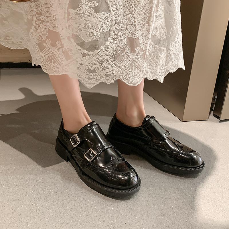 Traubenmutter Herbst und Winter neue britische Stil Retro kleine Lederschuhe exquisit geschnitzte Barock Einzelne Schuhe Mengke Lederschuhe Frauen