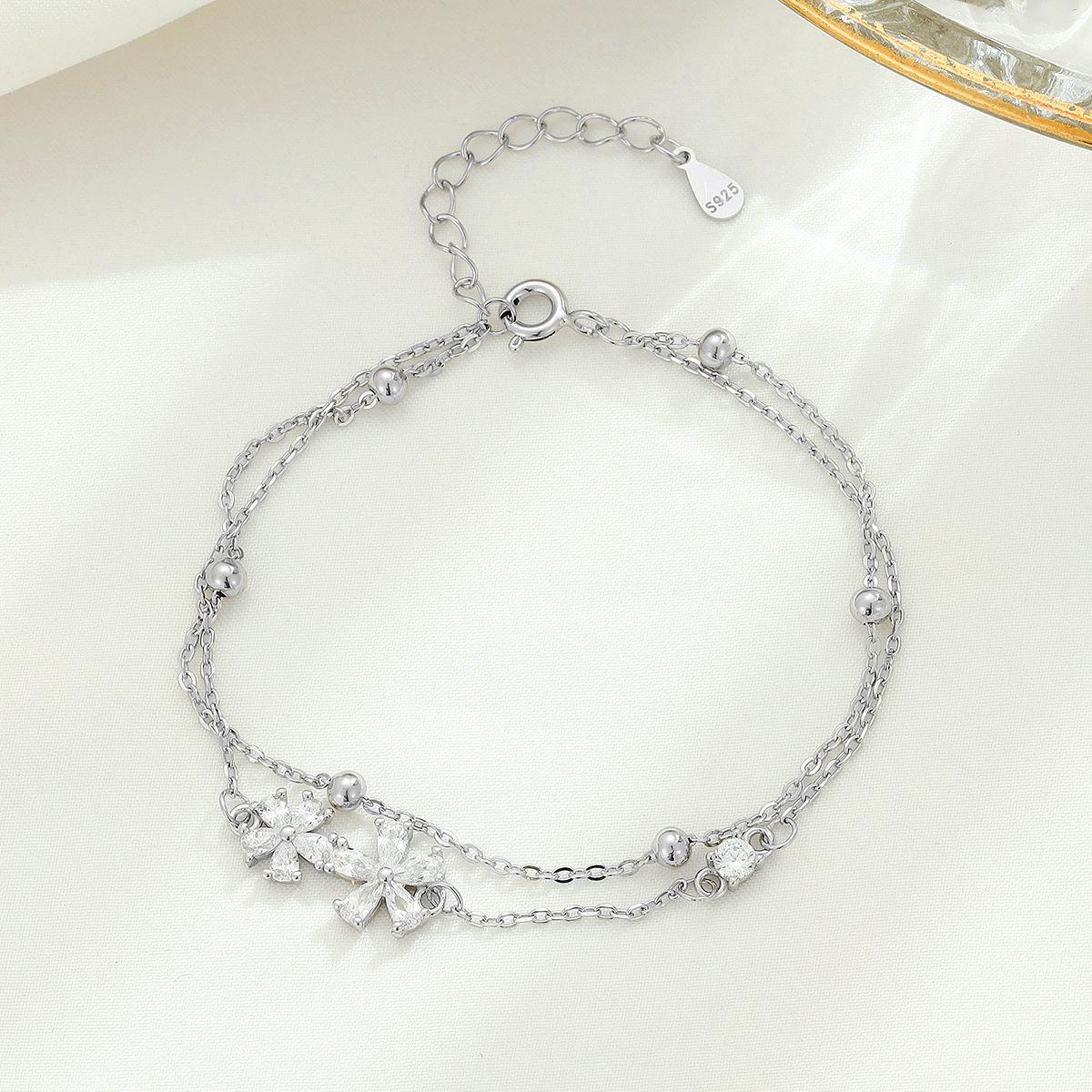 

Двухслойный браслет из стерлингового серебра с маленьким бриллиантом и цветком, нишевые украшения для темперамента, высококачественные индивидуальные универсальные ручные украшения из циркона для женщин белый