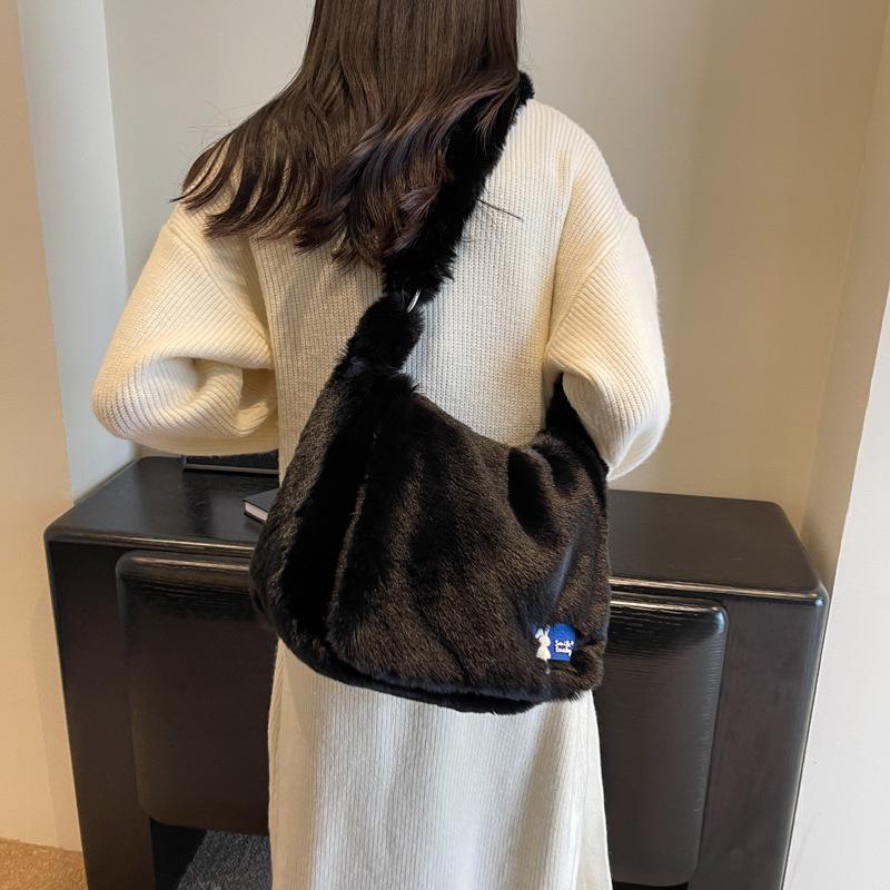 Plush bag women's large-capacity 2024 new autumn and winter versatile shoulder messenger bag, high-end plush bag