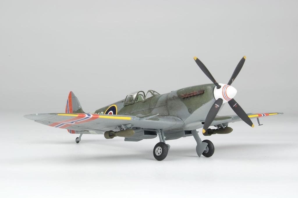 PLATZ 1/72 WWII British Spitfire Mk. IXC Plastic Model Kit with Photo-Etched Parts (AE-30)