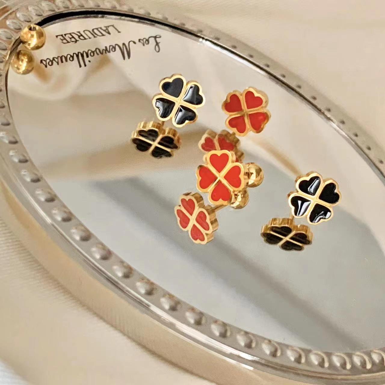 

Женские эпоксидные серьги-каффы и пусеты с винтовым замком в виде четырехлистного клевера красный/золотой