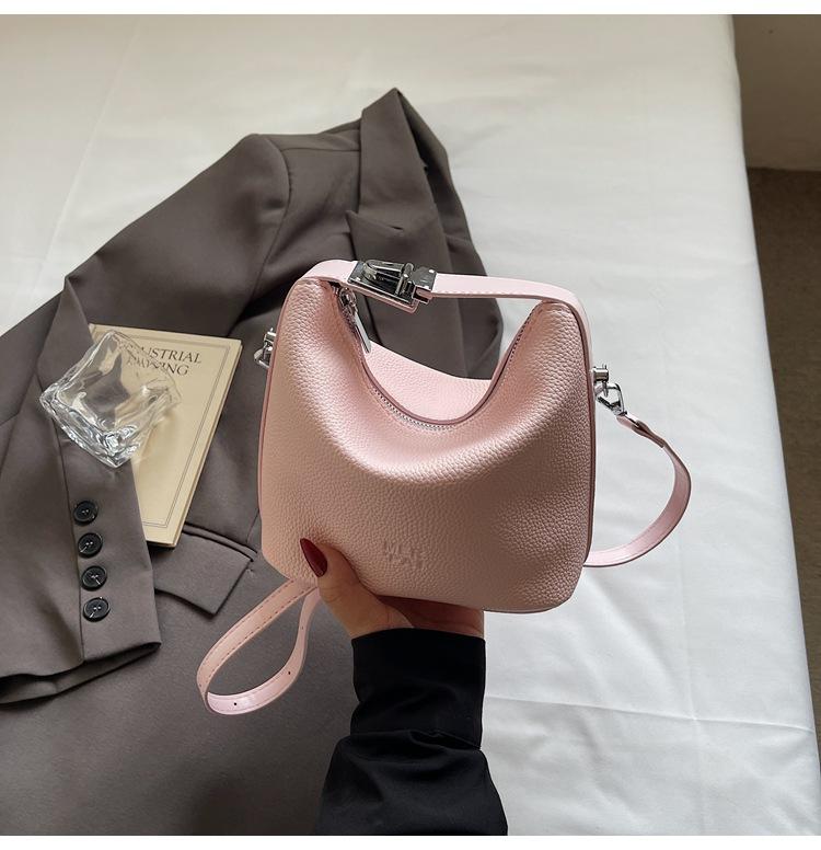 

2025 summer new fashion bento handbag simple French commuter casual niche single shoulder underarm oblique span bag розовый