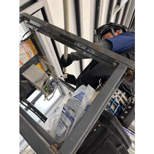 Niigata Seiki SK PVC Pipe Adhesive Holder with Legs, 100g Capacity, ASK-P0