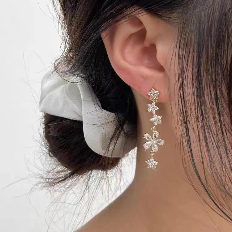 Elegante Diamant Zirkonia Blumen Ohrringe: Trendiges, luxuriöses Design für Frauen