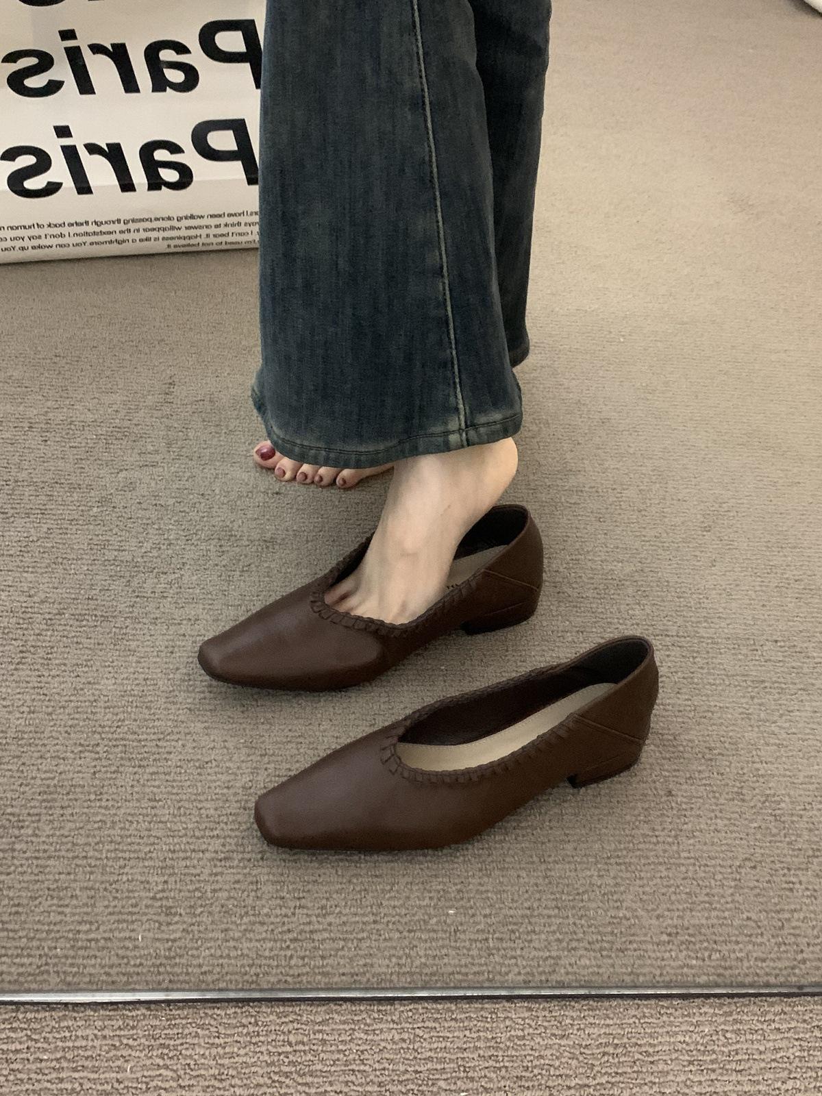 

French low-heeled niche brown single shoes women s shoes 2025 spring and autumn thick-heeled temperament pointed commuting evening grandma shoes 39