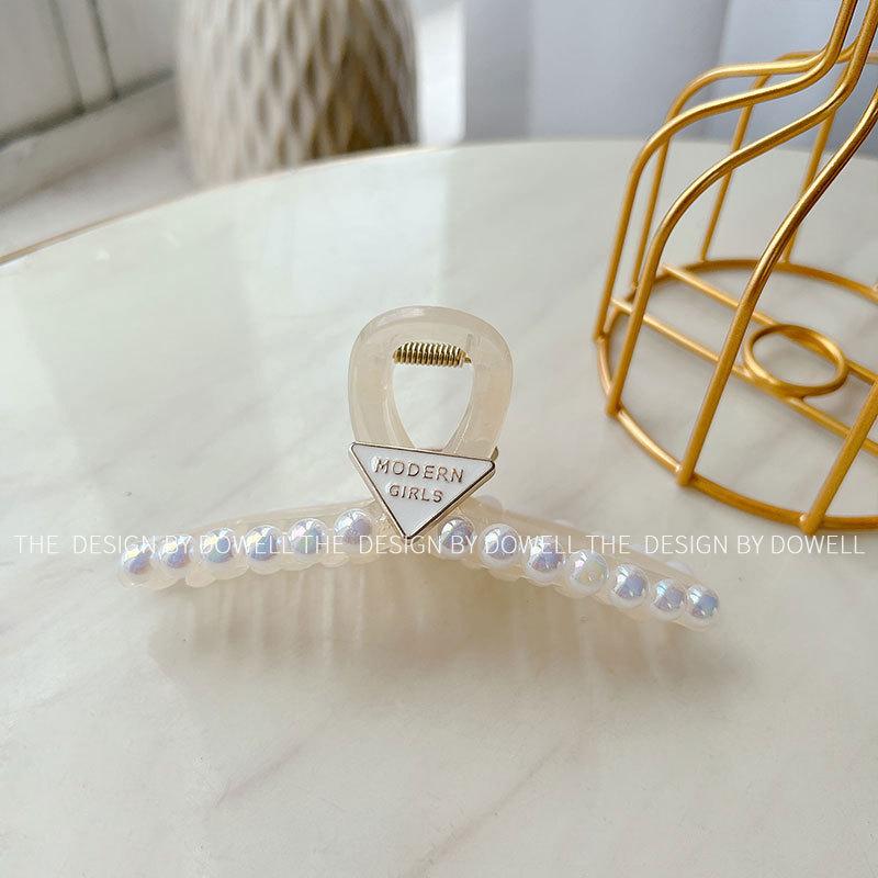 Beautifully Plastic Crafted Hair Claw Clips With Elegant Shapes And Vibrant Colors For Every Hairstyle Needs