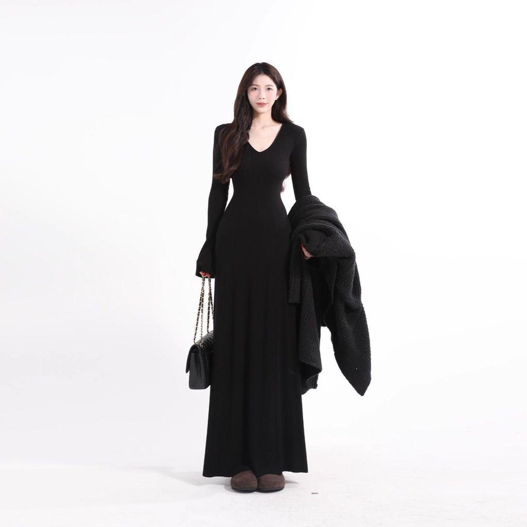 Khaki V-neck Long-sleeve Knit Dress for Women, Slim Fit, Hip-hugging, Ideal for Early Autumn/Winter as Base Layer or Inner Wear.