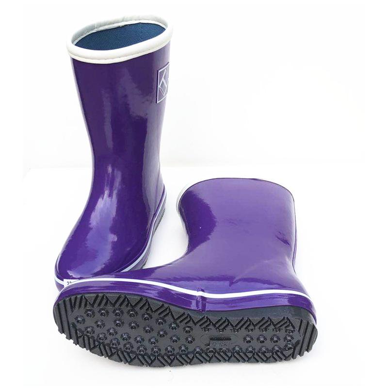 Women's Lightweight Mid-Tube Rubber Rain Boots - Fashionable, Soft, and Sweat-Absorbing for All Seasons.