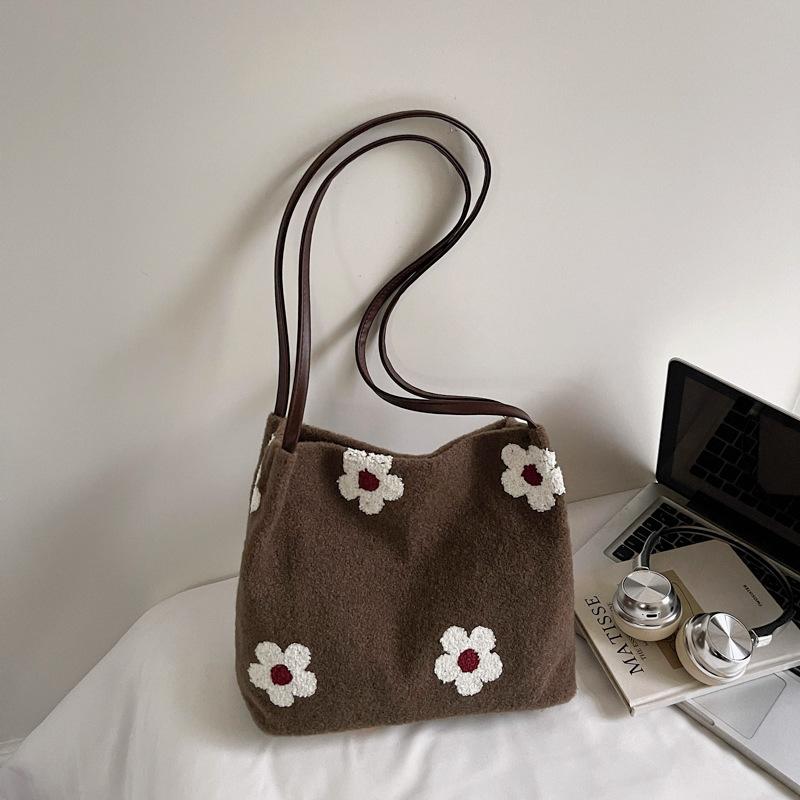 

Korean niche high-value bag women s 2025 autumn new large-capacity shoulder tote bag fashionable commuter armpit bag