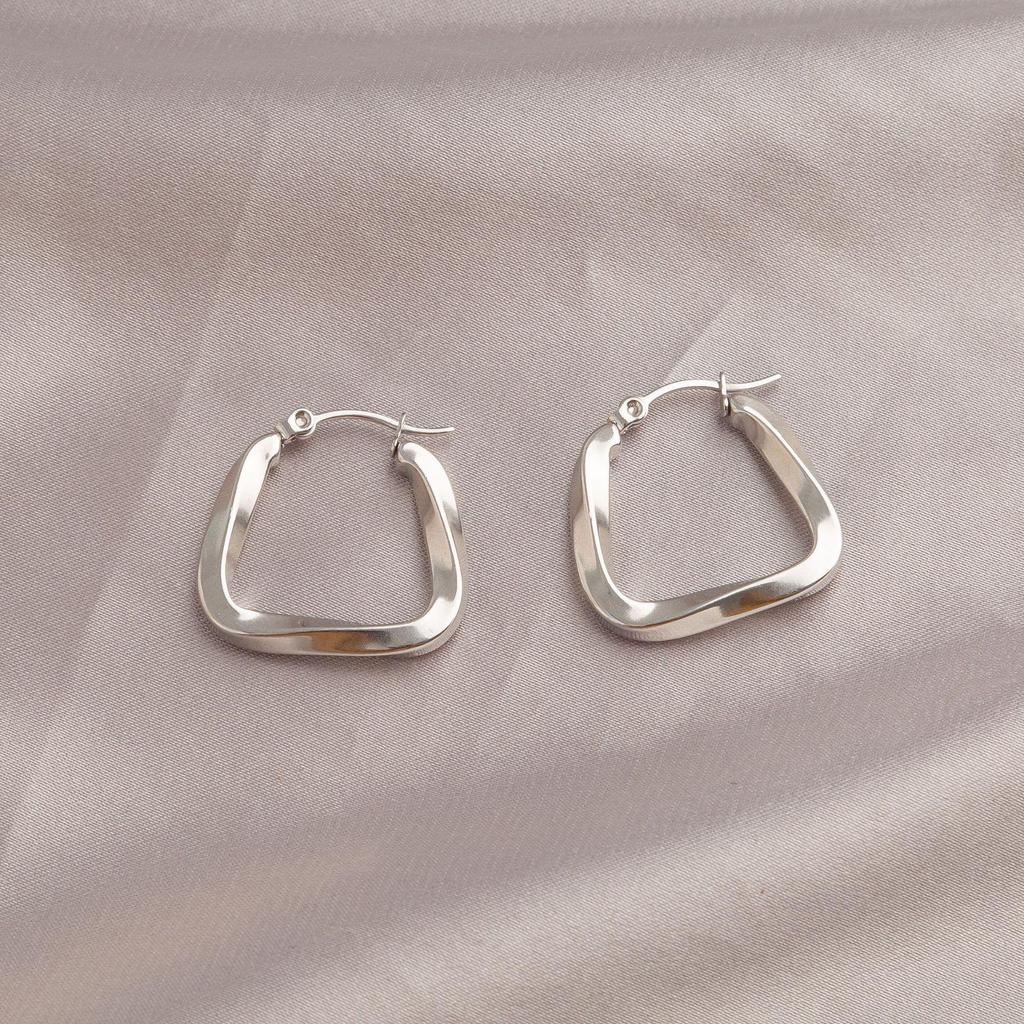 Gold Titanium Steel Geometric Oval Earrings for Women: Light Luxury, High-End Fashion, Elegant and Minimalist Design