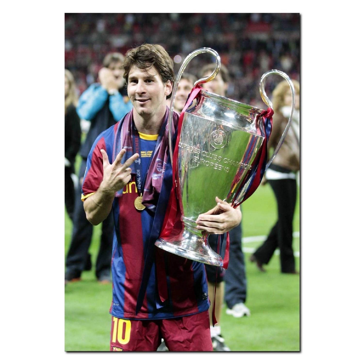 

Деревянный стол Месси в майке Барселоны и кубке чемпионата (Размеры 25x35 см)