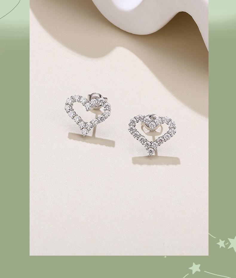 Elegant S925 Sterling Silver Moissanite Heart Stud Earrings for Women - Fashionable, Versatile, and Luxurious Heart-Shaped Jewelry.